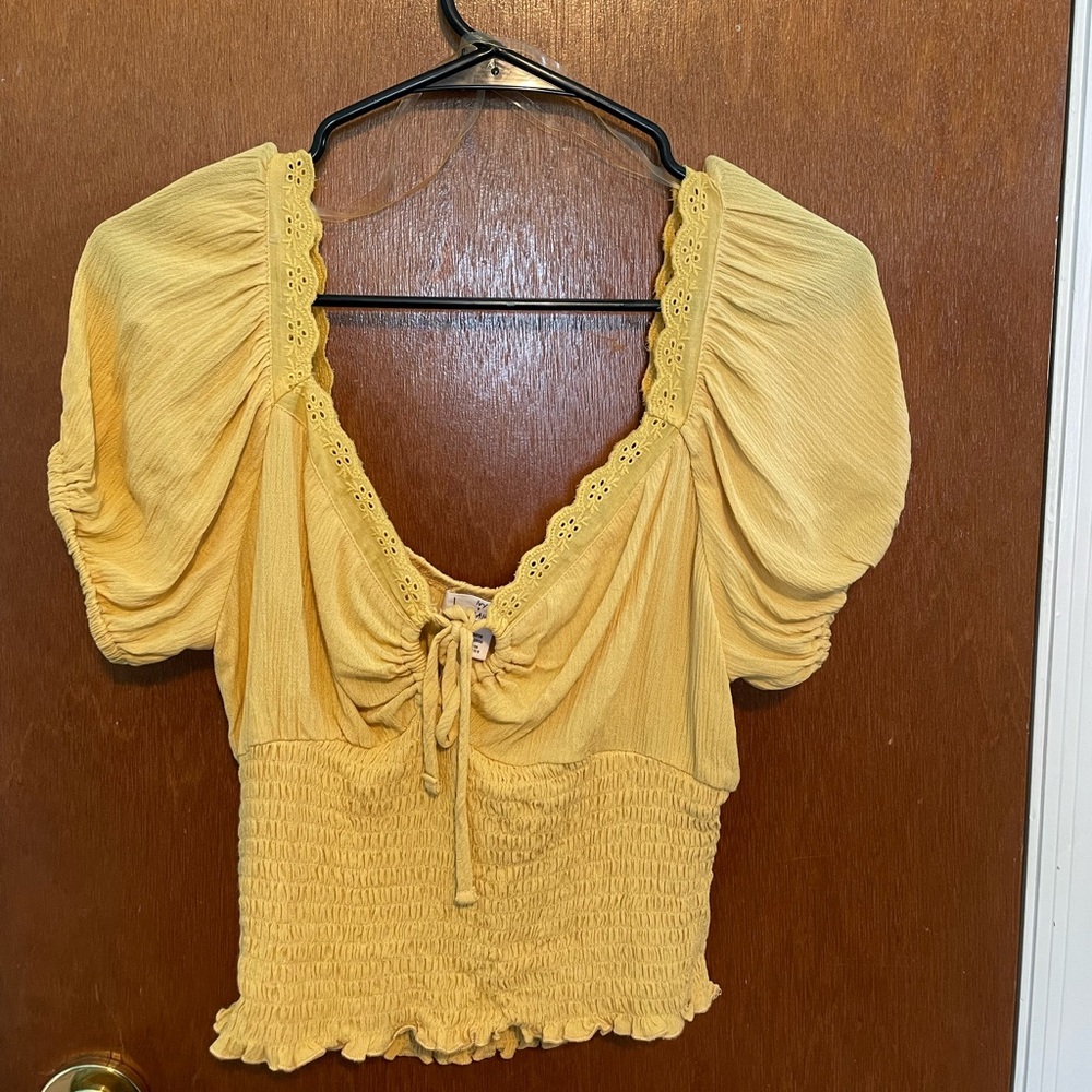 Ivy + Main keyhole Smocked Women’s Top - Picture 3 of 5